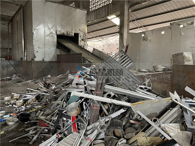 鋁型材破碎機作業(yè)現場 <a target='_blank'><span>鋁型材破碎機</span></a>作業(yè)現場